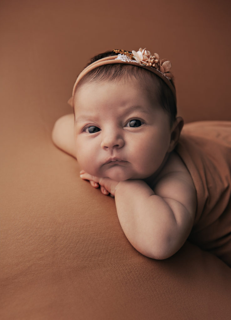 Bébé éveillé avec bandeau regard vers l'objectif, photo bébé studio Provence