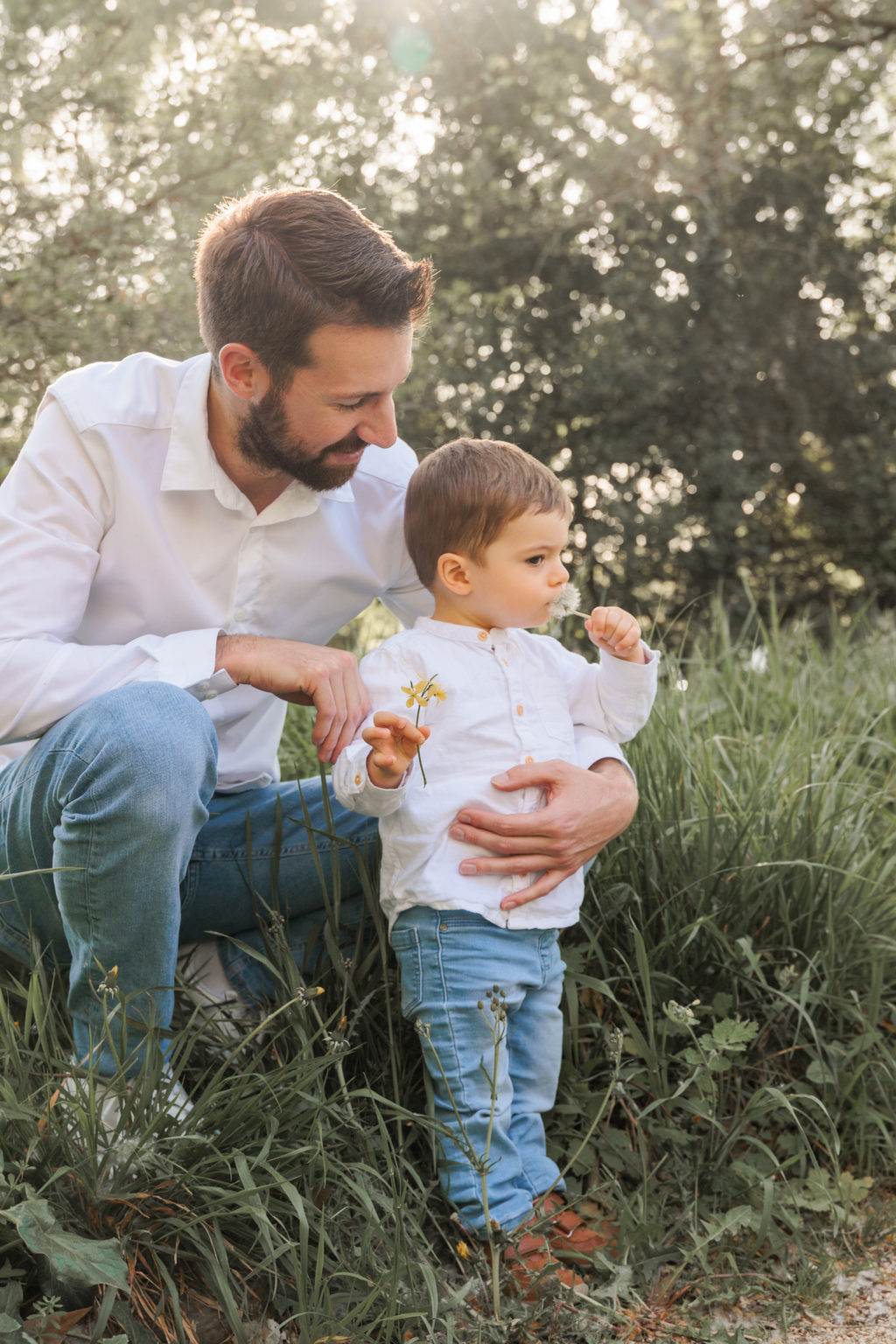 Papa et petit garçon en pleine nature avec des fleurs