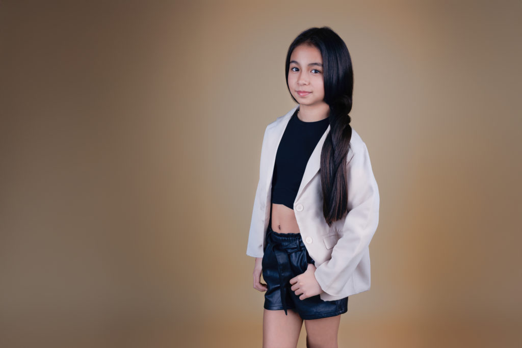 Jeune fille en tenue moderne avec blazer et short en cuir