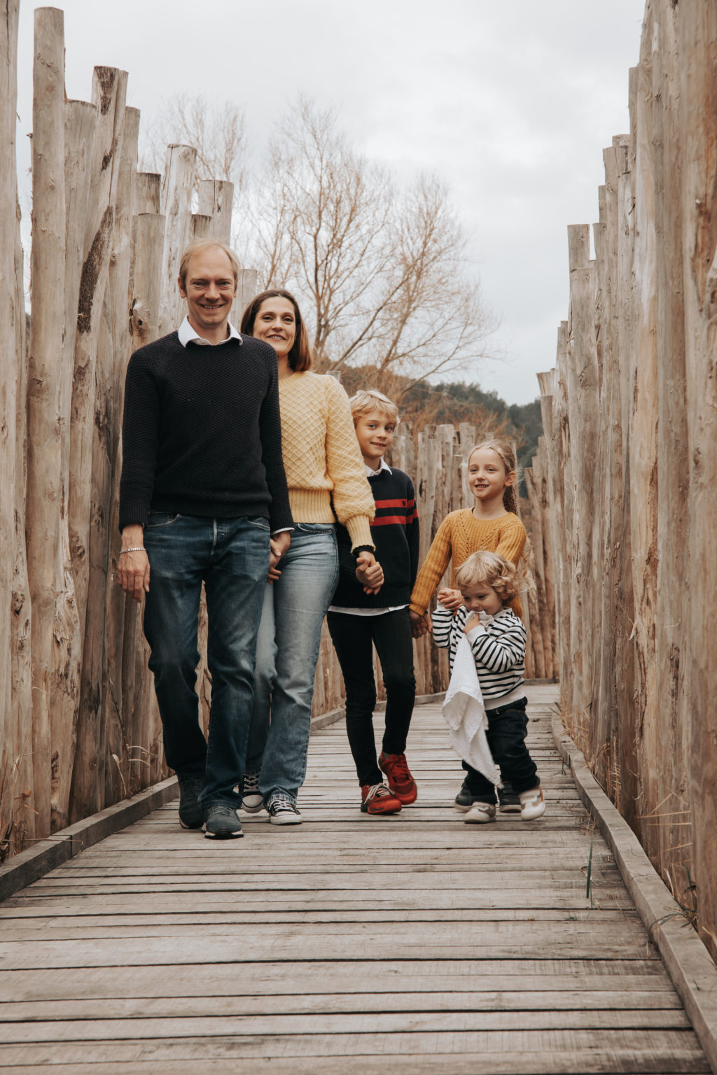 Famille marchant ensemble sur un ponton en bois dans la nature