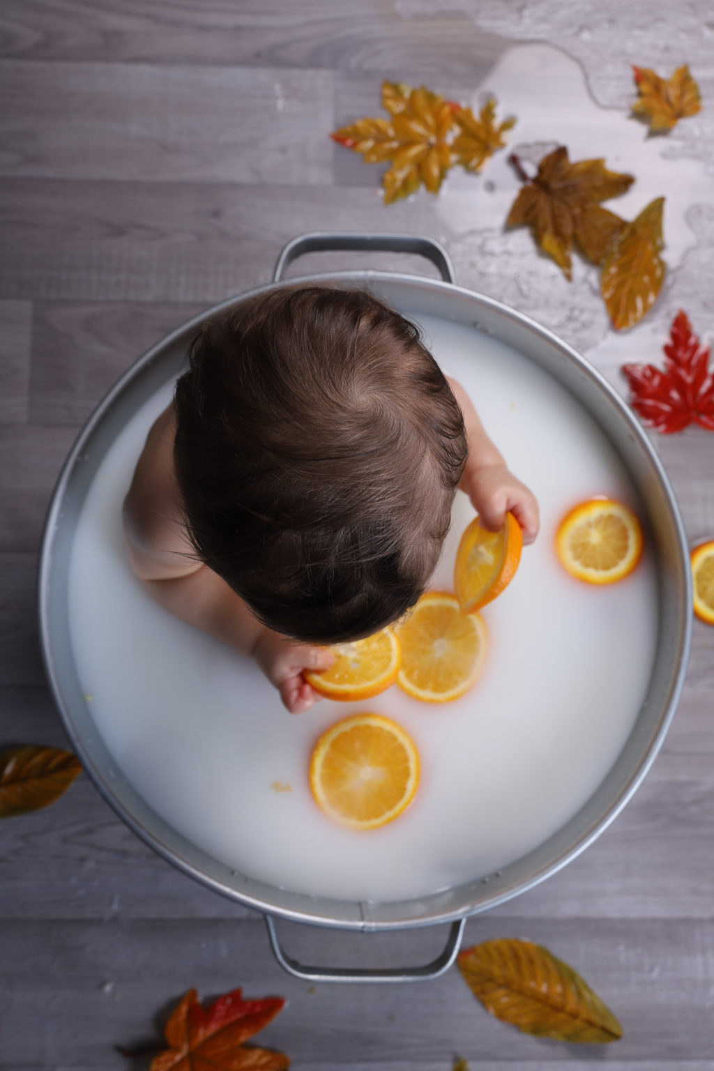 Bain lacté bébé avec rondelles d’orange et feuilles d’automne