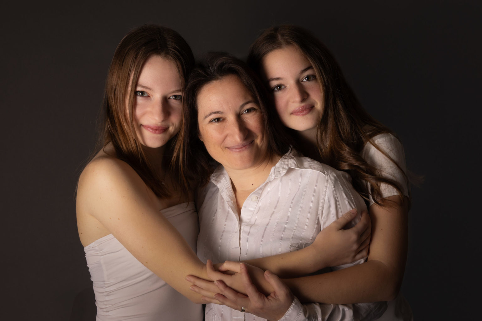 Maman entourée de ses deux filles, moment de tendresse et de complicité