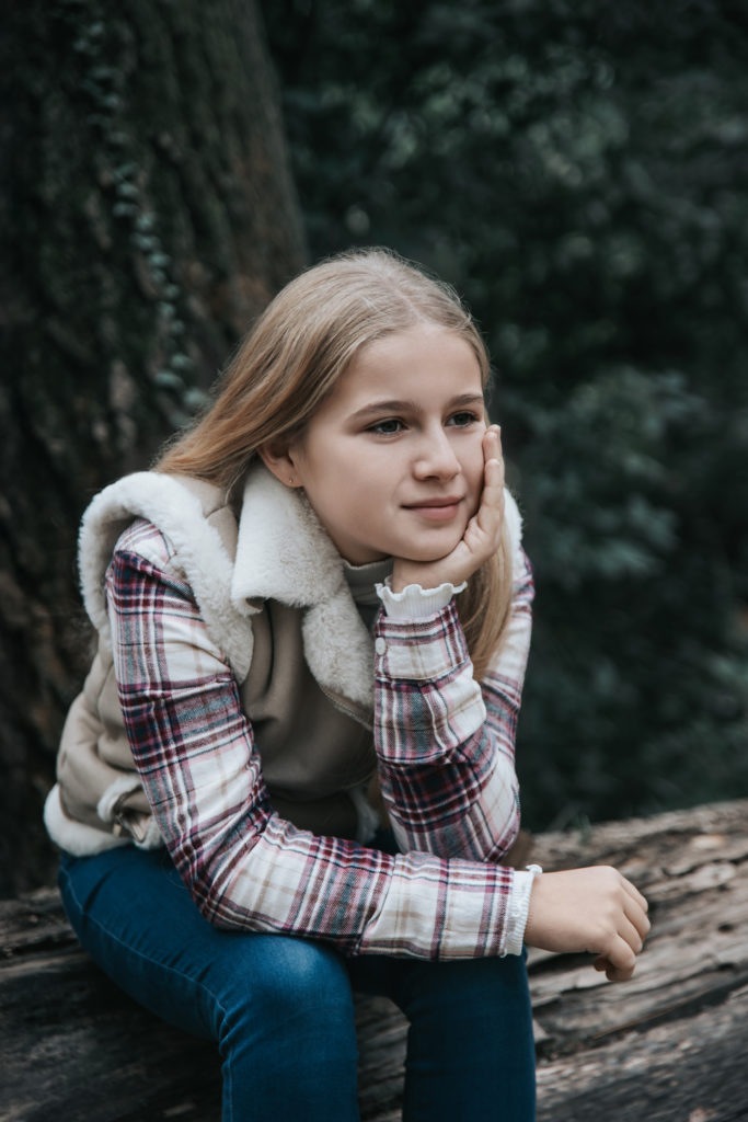 Portrait d'une adolescente pensive en forêt