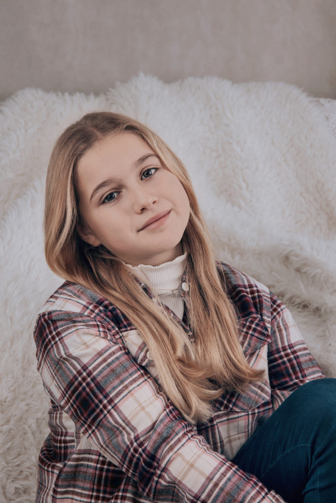 Portrait doux d’une adolescente souriante en intérieur