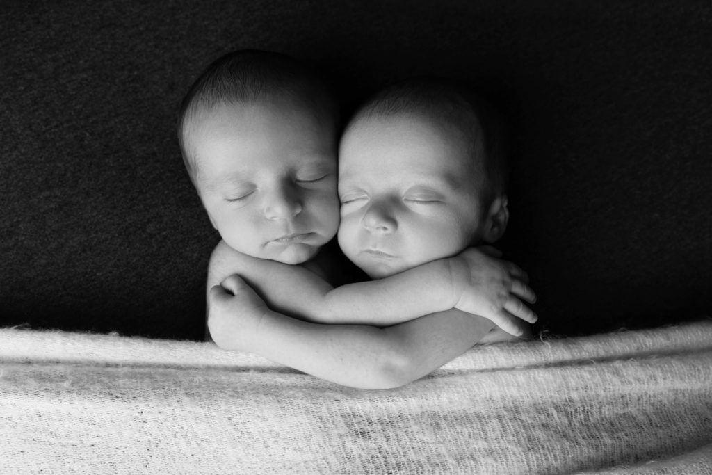 Deux nouveau-nés en noir et blanc endormis ensemble, photo naissance en studio à Rognonas près d’Avignon