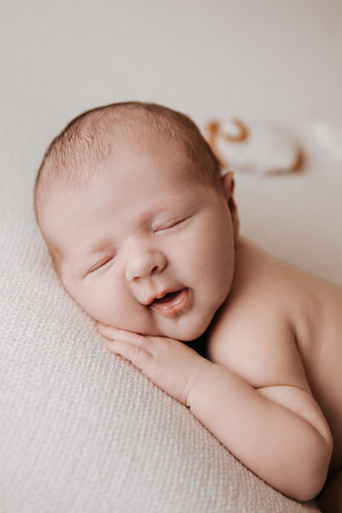 Portrait rapproché nouveau-né endormi, photographie bébé studio Provence