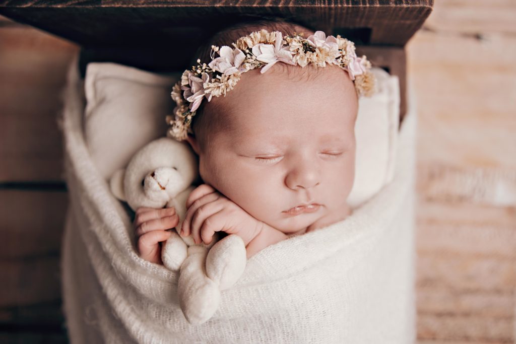 Nouveau-né avec bandeau fleuri et doudou, photo bébé studio doux Provence